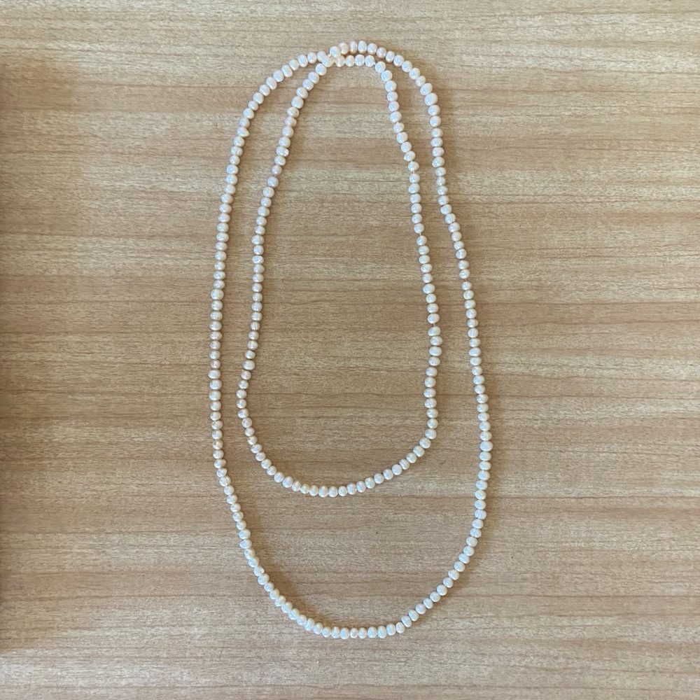 Beautiful white pearl necklace 29” strand.